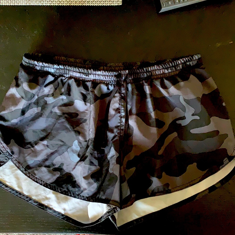 Old Navy camouflage athletic shorts sz medium